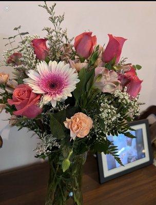This is the are arrangement that was delivered. This is NOT what I ordered for over $100.00, please view other pictures.