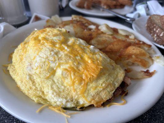Bacon, spinach, tomato & avocado omelette
