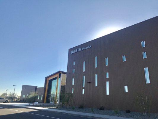 Waiting patiently to pick up my daughter! Great school and great environment!