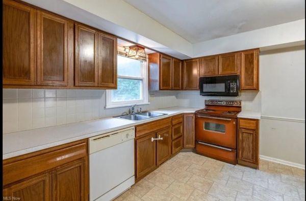 (Before) These cabinets were installed in 1969.