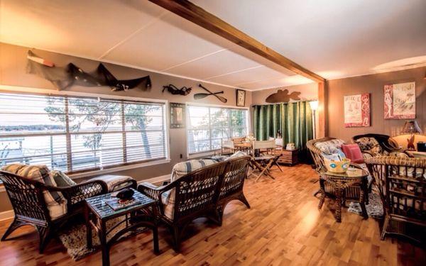 Upstairs rental with private entrance. Sleeps 5 with 2BR ,1 tub and shower, full kitchen.