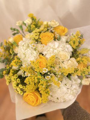Flower bouquet in yellow and white tones