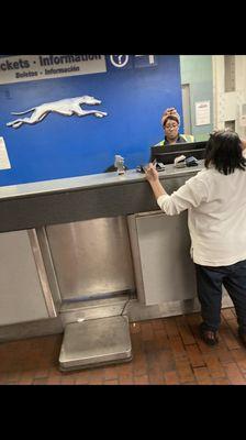 This lady right here . Is dumb Yankee b*tch !!!!! . Probably never been out the hood !!!! ( Ticket Agent )