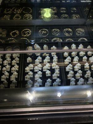 Great jewelry and very good prices lots of nugget options