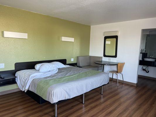 Room on my way out with some daylight. Spacious and clean- had a great stay!