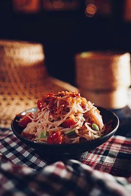 Tum sen lek Pla la ( spicy noodle salad with fermented fish)