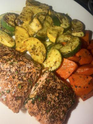 Excellent service at the bar with perfect drinks. The salmon has excellent flavor. I definitely recommend coming here for a nice ambiance!