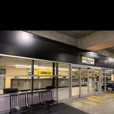 Gold member service desk empty with doors locked. Not at all helpful.