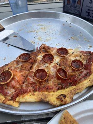 Pepperoni hand tossed pizza