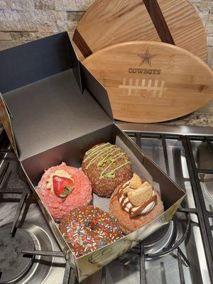 Strawberry shortcake,Dubai chocolate, chocolate sprinkle,apple pie