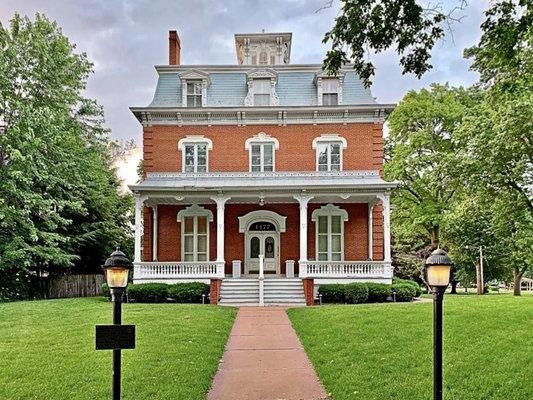 The Gas Lamp Inn and Eatery