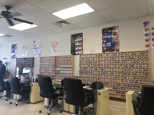 Huge selection, great technicians, friendly. Easy access and calm pleasant atmosphere.