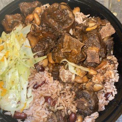 Oxtail, rice and peas with vegetables.
