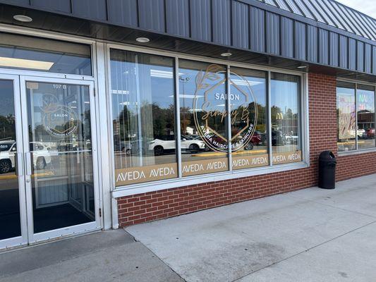 Store front of Salon Simply B
