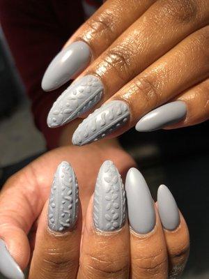 Cable knit sweater nails when it's chilly outside