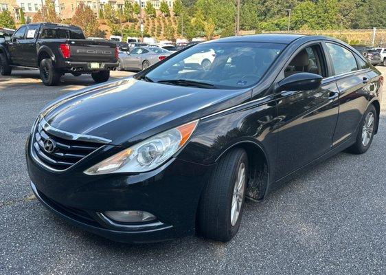 If you're looking for a dependable, stylish, and fuel-efficient sedan that won't break the bank, this 2013 Hyundai Sonata is the car for you