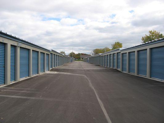 Wide 30' isles for larger trucks. All units are drive up access.