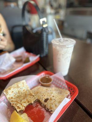 Quesadilla de carne asada w the horchata