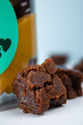 Explosión de lúcuma - brownie de chocolate con crema de lúcuma