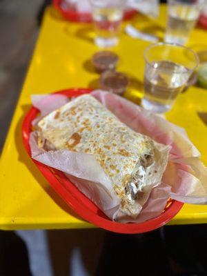 Super Quesadilla Suiza w Carnitas