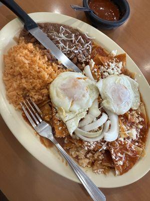 Chilaquiles Rojos con frijoles y arroz