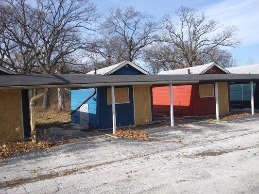 Nice and cozy between these two units wrapped up in a big, mostly dry, cardboard box.