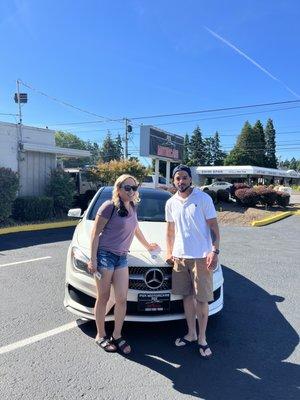 Happy customers! Happy purchase! Fast and easy, in and out!