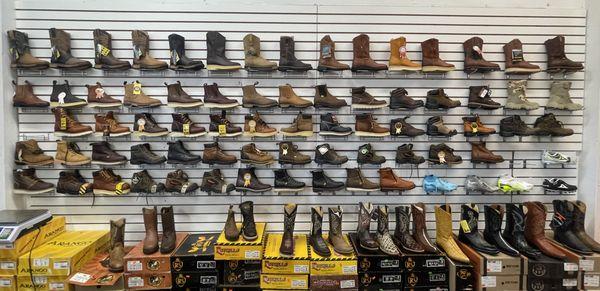 Good quality leather work boots from Mexico
From different brands
Arango, El Gallo Giro, Potrillo, El Grande and many others.