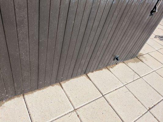 Water leaks around the entire perimeter