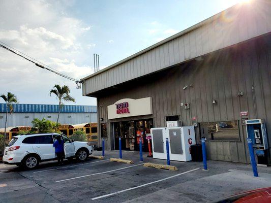 The Nom Nom Store with Hele Gas.