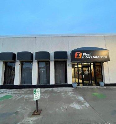 Exterior image of First Interstate Bank in O'Neill, NE.
