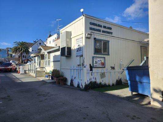 Good luck finding the entrance. Carefully positioned to keep the noisy away, but still be found by the truly motivated.