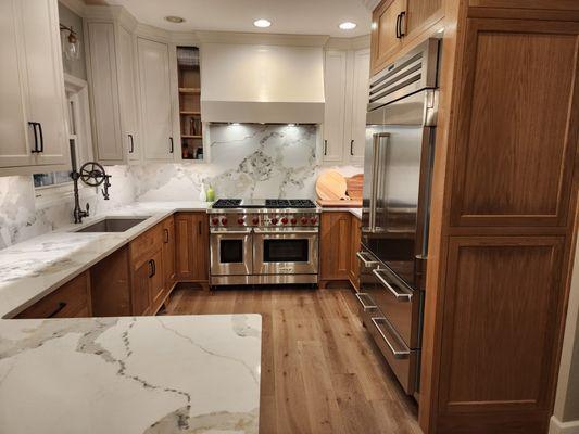 Gorgeous quartz that looks like marble for tje kitchen tops and backsplash