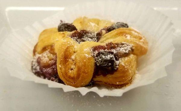 Puff pastry filled with cream cheese and bluberries