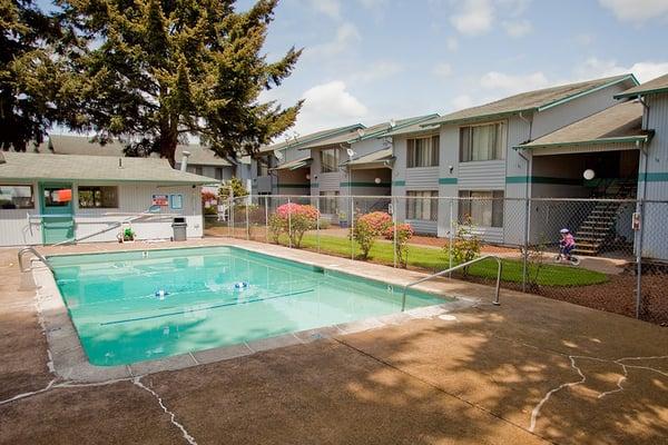 Silver Lea Apartments Swimming Pool