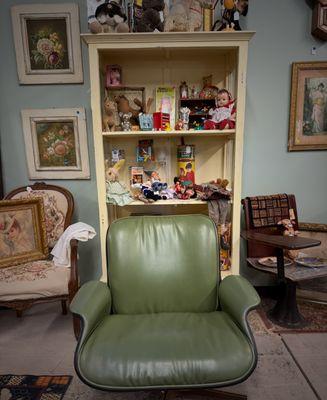 The Bee’s Knees- Antiques & Thrift