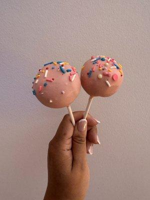 Cake pops Ig @yumthatgreenville