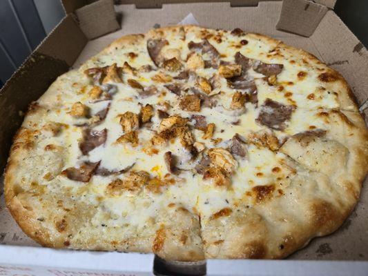 Alfredo pizza with grilled chicken, Italian sausage & garlic
