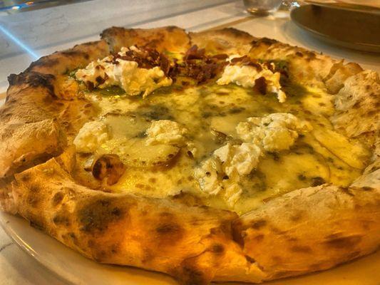 Half Quattro Formaggio and half Calbria