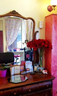 2 intimate/cozy stations with rustic farmhouse/shabby chic decor. Conveniently located, right near hub in San Anselmo.