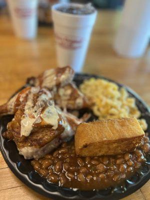 Chicken platter with baked beans and macaroni and cheese