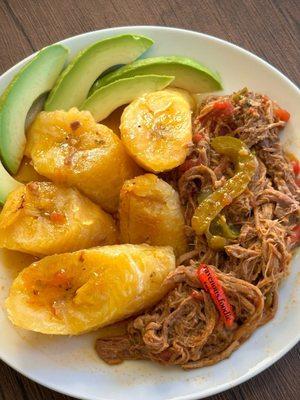 Ropa vieja con platanos maduros y aguacate