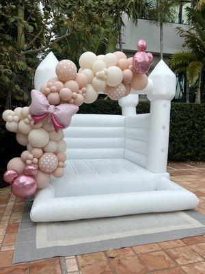 Balloon garland for bounce house