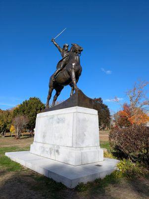 A well-done statue showing the general in action