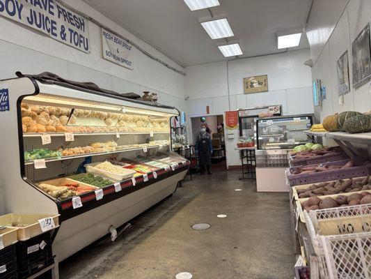 Um ok looks neat and clean. Oh I see tofu in glass case on right side by cashier