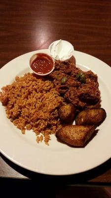 Ropa vieja, arroz con gandules y amarillos