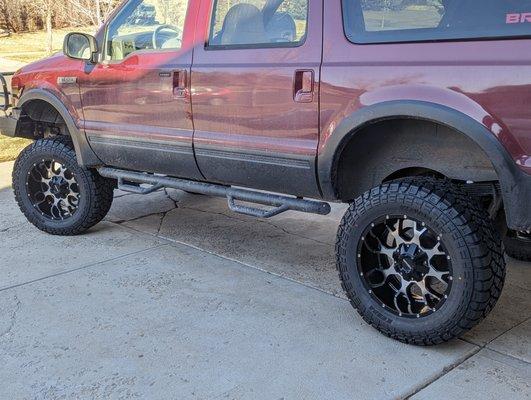 20x10 wheels, 35" 12 ply M+S tires.