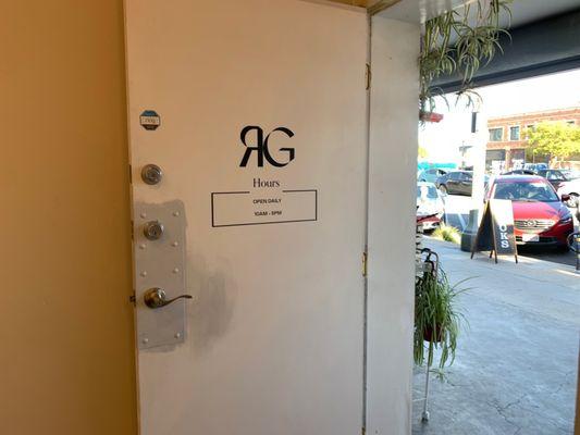 Entrance with view or metered parking