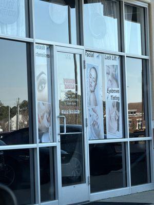 The door of Forum Nails