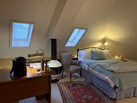 Comfortable bed, lovely linens, big desk